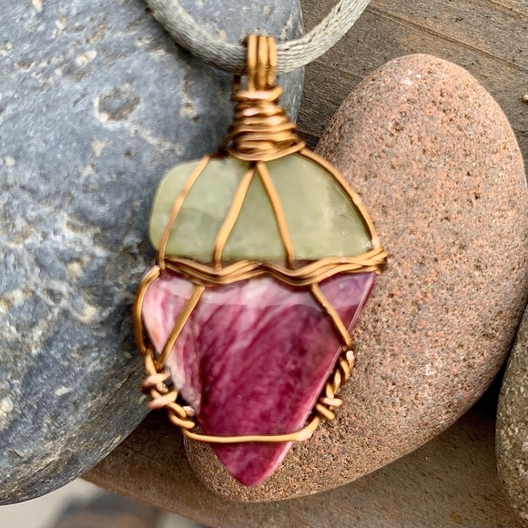 Prehnite and Spiny Oyster Shell Necklace - Picture 2 of 12